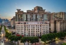 Yeste International Hotel (Hezhou Municipal Government Colorful Global City)(雅斯特国际酒店(贺州市政府缤纷环球城店)) 후기 및 특가... 