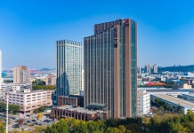 랑리츠 호텔 (칭다오 황다오 황금 해변 리조트 동풍 빌딩)(朗丽兹酒店（青岛金沙滩度假区东风大厦店）) 후기 및 특가 예약, 칭다오 2026 | 트립닷컴