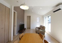 New 2-story house! 2 minutes to station, parking, easy Disneyland access, near restaurants & shops 호텔 후기, 예약 치바 호텔... 