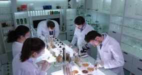 Team of Technicians Group Discuss 스톡 동영상 비디오(100% 로열티 프리) 1010330903 | Shutterstock