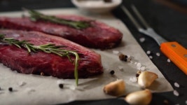 close view raw beef steak on 스톡 동영상 비디오(100% 로열티 프리) 1036956158 | Shutterstock