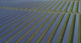 Solar Panel Farm Aerial View 스톡 동영상 비디오(100% 로열티 프리) 1037418221 | Shutterstock