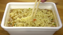 Instant Noodles are Mixed with 스톡 동영상 비디오(100% 로열티 프리) 1039550363 | Shutterstock