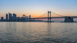 Gwangan Bridge and Haeundae Beach 스톡 동영상 비디오(100% 로열티 프리) 1042815601 | Shutterstock