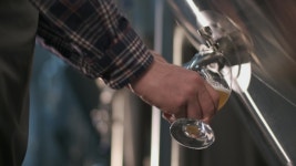 A Male Brewer Pours Beer 스톡 동영상 비디오(100% 로열티 프리) 1047771136 | Shutterstock