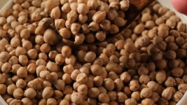 Dry Uncooked Chickpea Falling from 스톡 동영상 비디오(100% 로열티 프리) 1048132603 | Shutterstock