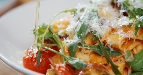 Pouring the Cooked Pasta with 스톡 동영상 비디오(100% 로열티 프리) 1054739738 | Shutterstock