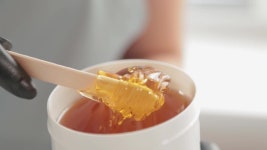 Cosmetician Takes the Sugar Paste 스톡 동영상 비디오(100% 로열티 프리) 1055437310 | Shutterstock