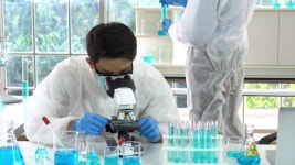 Asian and Caucasian Scientist Wearing 스톡 동영상 비디오(100% 로열티 프리) 1055522708 | Shutterstock