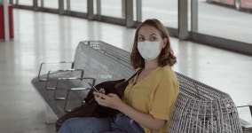 공항 터미널의 벤치에 있는 스마트폰을 사용하고 스톡 동영상 비디오(100% 로열티 프리) 1055621765 | Shutterstock
