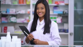 The Young Asia Woman Pharmacists 스톡 동영상 비디오(100% 로열티 프리) 1056286298 | Shutterstock