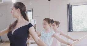 Ballerina Instructing Children Stretching Exercises 스톡 동영상 비디오(100% 로열티 프리) 1056337310 | Shutterstock