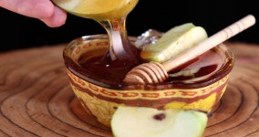 Dips an Apple Into Honey 스톡 동영상 비디오(100% 로열티 프리) 1058028745 | Shutterstock
