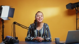 (주)스타투미디어(STAR2 MEDIA Co.,Ltd.) | New Media Star Talking to 스톡 동영상 비디오(100% 로열티 프리) 1059789980 | Shutterstock