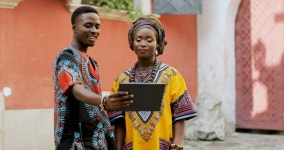 아프리카 스타일리쉬하고 쾌활한 젊은 남녀가 태블릿pc에서 스톡 동영상 비디오(100% 로열티 프리) 1061472712 | Shutterstock