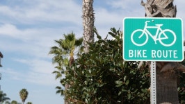 Bike Route Green Road Sign 스톡 동영상 비디오(100% 로열티 프리) 1061640247 | Shutterstock