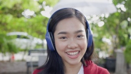 Teenage Asian Woman Happy Wear 스톡 동영상 비디오(100% 로열티 프리) 1062781150 | Shutterstock