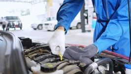 Auto Mechanic Doing Car Service 스톡 동영상 비디오(100% 로열티 프리) 1065468622 | Shutterstock