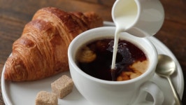 Pouring Coffee Creamer Into Cup 스톡 동영상 비디오(100% 로열티 프리) 1065941197 | Shutterstock