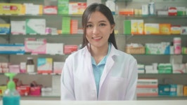 Portrait of Asian Woman Pharmacist 스톡 동영상 비디오(100% 로열티 프리) 1067971352 | Shutterstock