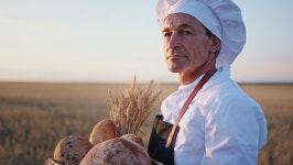 크레이지베이커(Crazy Baker) | Old Man Baker in a 스톡 동영상 비디오(100% 로열티 프리) 1068503384 | Shutterstock