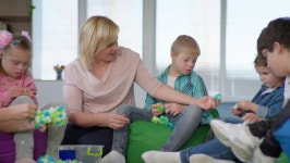 Female Teacher Conducts Developmental Therapy 스톡 동영상 비디오(100% 로열티 프리) 1075158338 | Shutterstock