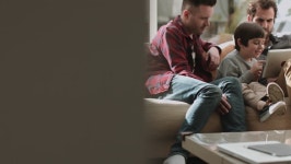 디지털 태블릿을 이용한 소파에서 동성 커플 스톡 동영상 비디오(100% 로열티 프리) 12984425 | Shutterstock