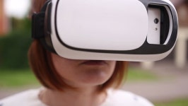 Young Redhead Woman Using Virtual 스톡 동영상 비디오(100% 로열티 프리) 19136689 | Shutterstock