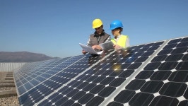 Engineers Working On Solar Panels 스톡 동영상 비디오(100% 로열티 프리) 2028901 | Shutterstock