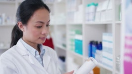 4k Worker Putting Products On 스톡 동영상 비디오(100% 로열티 프리) 20380015 | Shutterstock