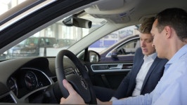 Cars Seller Shows Buyer Man 스톡 동영상 비디오(100% 로열티 프리) 28007134 | Shutterstock