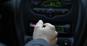 케이앤에스코퍼레이션 | A Womans Hand Switches Gears 스톡 동영상 비디오(100% 로열티 프리) 31844719 | Shutterstock