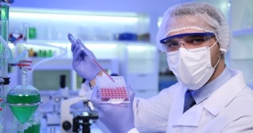Biochemist Man Presentation Biologist Looking 스톡 동영상 비디오(100% 로열티 프리) 32557963 | Shutterstock