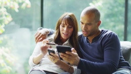 美 인터넷 태블릿 pc를 들고 있는 스톡 동영상 비디오(100% 로열티 프리) 5233238 | Shutterstock