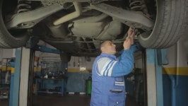 Auto Mechanic Repairing a Car 스톡 동영상 비디오(100% 로열티 프리) 6216263 | Shutterstock