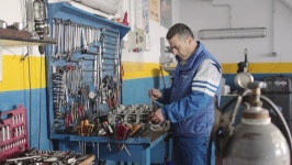 Auto Mechanic Repairing a Car 스톡 동영상 비디오(100% 로열티 프리) 6232823 | Shutterstock