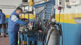 Auto Mechanic Repairing a Motor 스톡 동영상 비디오(100% 로열티 프리) 6233126 | Shutterstock