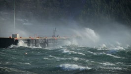 Crashing Waves On Pier Docks, 스톡 동영상 비디오(100% 로열티 프리) 9260789 | Shutterstock