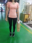 선물로 샀는데 44사이즈 친구가 허벅지가 좀있는데 그래도... 샀는데 44사이즈 친구가 허벅지가 좀있는데 그래도 잘맞았어요... 