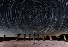 APOD: 2018 July 13 - Star Trails and the Bracewell Radio Sundial