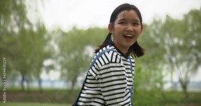 한강공원에서 배드민턴을 치는 아이 Stock 비디오 | Adobe Stock 한강공원에서 배드민턴을 치는 아이  Stock 비디오