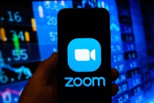 Zoom, Other WFH Tech Darlings, Risk User Exodus as the World Reopens - Bloomberg Zoom, Other WFH Tech Darlings, Risk User Exodus... 