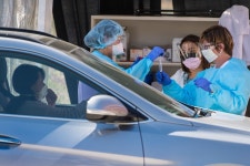 White House Embraces Drive-Through Virus Testing, Plans Website - Bloomberg White House Embraces Drive-Through Virus Testing... 
