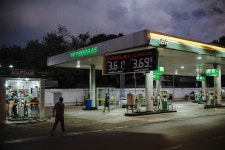 Petrobras (PETR4 BZ) to Pay Up to $55 Billion in Dividends Through 2029 - Bloomberg Petrobras to Pay Up to $55 Billion in... 