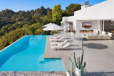 Los Angeles Mansion Owners Test $150,000 Rents as Sales Slump - Bloomberg Los Angeles Mansion Owners Test $150,000 Rents as Sales... 