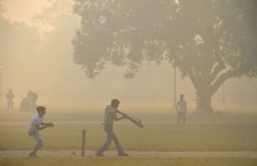 Air Pollution in New Delhi Spikes as Millions Burst Firecrackers - Bloomberg Air Pollution in New Delhi Spikes as Millions Burst... 