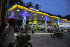 India Refiner Going for Privatization to Spend $13.5 Billion - Bloomberg India Refiner Going for Privatization to Spend $13.5 Billion