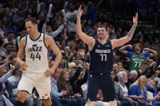 Doncic Scores 33, Mavs Rout Jazz 102-77 for 3-2 Series Lead - Bloomberg Doncic Scores 33, Mavs Rout Jazz 102-77 for 3-2 Series Lead