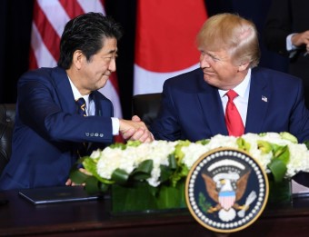 Trump, Abe Ink Trade Deal as U.S. Withholds Auto Tariffs For Now - Bloomberg Trump, Abe Ink Trade Deal as U.S. Withholds Auto...