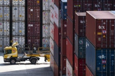 Hong Kong Tycoon Said to Mull Logistics Firm EV Cargo Stake Sale - Bloomberg Hong Kong Tycoon Lau Weighing Logistics Firm EV...